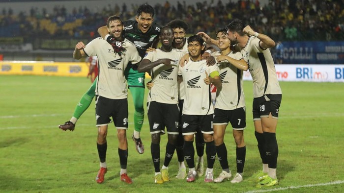 1747825702894-pemain-psm-makassar-merayakan-gol-penalti-yang-dicetak-rasyid-bakri-ke-gawang-barito-putera-dalam-laga-liga-1-20242025-1747820257451_169