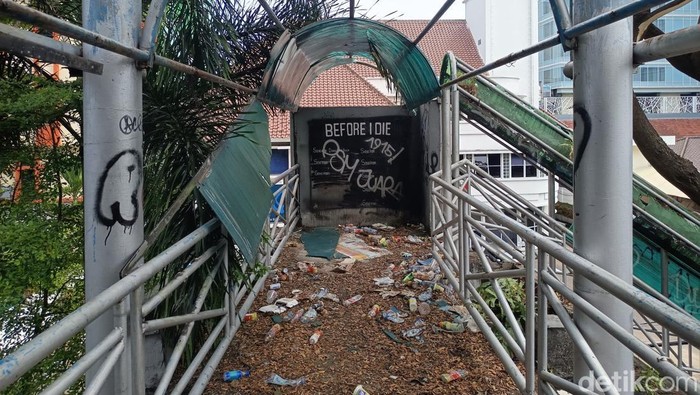 1752404822438-kondisi-jembatan-penyeberangan-orang-jpo-di-jalan-jenderal-sudirman-makassar-1752393120107_169