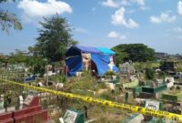 1759924004759-polisi-melakukan-ekshumasi-atau-pembongkaran-makam-wanita-di-makassar-yang-diduga-tewas-dianiaya-suami-1759898920632_169