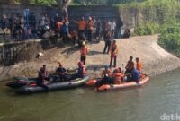 1760010285044-tim-sar-gabungan-saat-melakukan-pencarian-korban-tenggelam-di-makassar-1760001851907_169