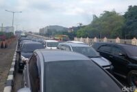 1760096873842-kemacetan-di-jalan-ap-pettarani-makassar-imbas-demo-1760085657395_169