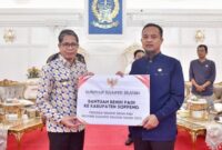 1760096906493-gubernur-sulsel-andi-sudirman-sulaiman-memberikan-bantuan-benih-padi-kepada-wabup-soppeng-selle-ks-dalle-1760079417811_169