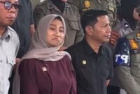 1760442179477-viral-ketua-komisi-iii-dprd-gorontalo-utara-dheninda-chaerunnisa-diduga-mengejek-demonstran-dengan-gestur-mencibir-1760431331165_169