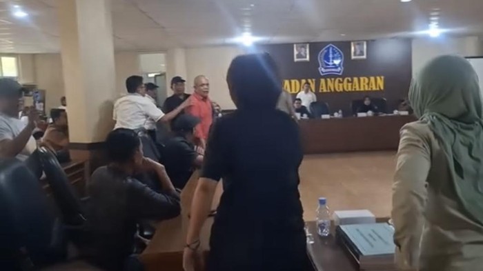 1760982270078-rapat-banggar-dprd-bone-nyaris-ricuh-1760967284907_169