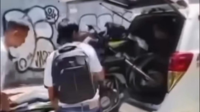 1760982404933-mobil-ambulans-di-gowa-angkut-motor-yang-viral-di-media-sosial-1760964482535_169