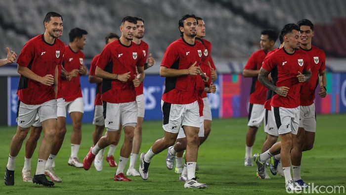 1761306588139-timnas-indonesia-dan-china-panaskan-mesin-jelang-bentrok-besok-1749050666858_169