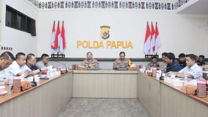 1761306658902-polda-papua-saat-menggelar-analisa-dan-evaluasi-anev-terkait-situasi-kamtibmas-di-yahukimo-1761286547406_169