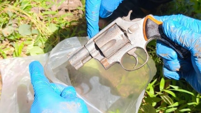 1761328025444-pistol-jenis-revolver-yang-diduga-dipakai-menembak-husain-di-polman-1760965212284_169