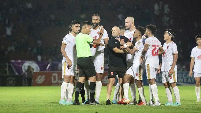 1761370658032-pelatih-psm-makassar-bernardo-tavares_169