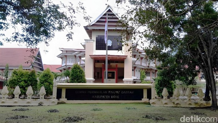 1761392197608-gedung-dprd-kabupaten-bone-1760601164920_169