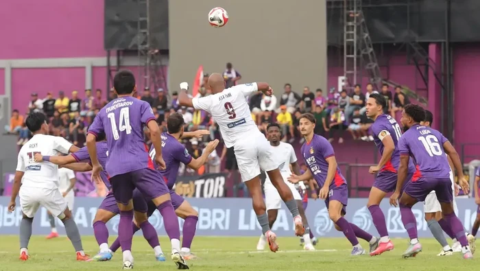 1761392219124-persik-kediri-vs-psm-makassar-masih-0-0-di-babak-pertama-1761385240287_169