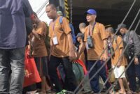 1761392491783-139-pmi-yang-dideportasi-dari-malaysia-tiba-di-pelabuhan-parepare-1761369937781_169