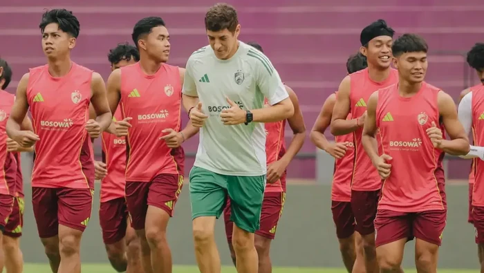 1761392502510-psm-makassar-menggelar-latihan-di-stadion-brawijaya-jelang-melawan-persik-kediri-1761364770044_169