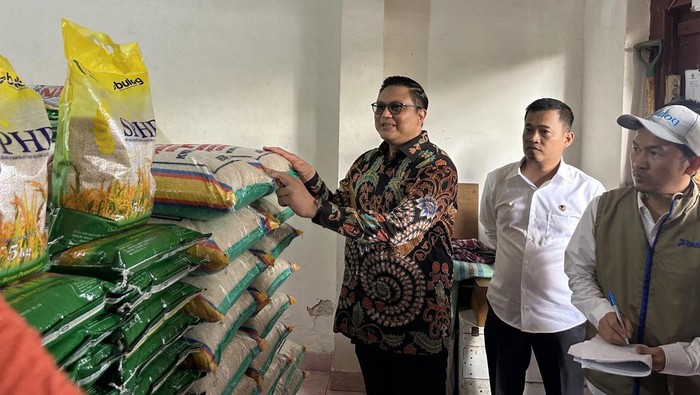 1761457041449-direktur-pengawasan-penerapan-standar-keamanan-dan-mutu-pangan-bapanas-brigjen-hermawan-melakukan-sidak-di-pasar-sentral-soppe-1761449565179_169