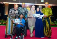1761457203879-gubernur-dan-wakil-gubernur-sulsel-andi-sudirman-sulaiman-fatmawati-rusdi-menyerahkan-bantuan-pendidikan-kepada-siswa-disabili-1761443299620_169