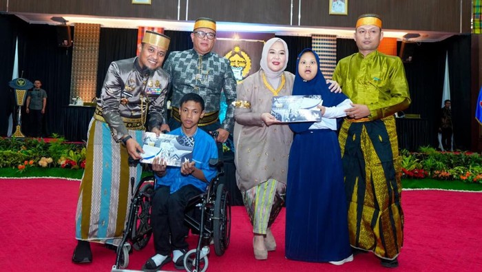1761457203879-gubernur-dan-wakil-gubernur-sulsel-andi-sudirman-sulaiman-fatmawati-rusdi-menyerahkan-bantuan-pendidikan-kepada-siswa-disabili-1761443299620_169