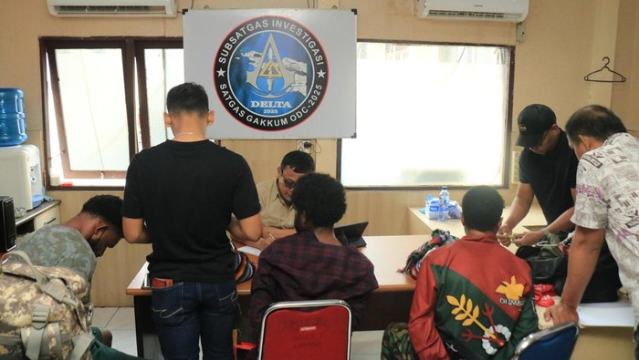 1761478844080-polisi-menangkap-dua-pelaku-penyelundup-amunisi-di-pelabuhan-jayapura-1752794715172_169