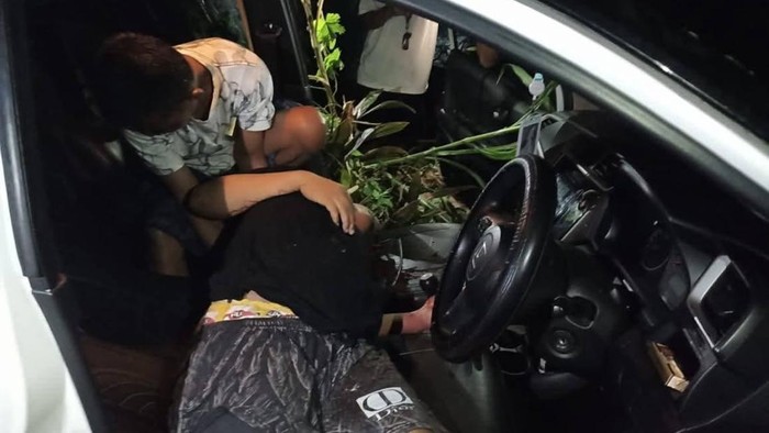 1761478898573-pria-bernama-husain-35-ditemukan-tewas-di-dalam-mobil-diduga-akibat-ditembak-oleh-pengendara-motor-di-polman-1758446310431_169