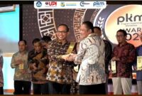 1761500637664-wakil-rektor-bidang-akademik-dan-kemahasiswaan-unhas-muhammad-ruslin-saat-menerima-penghrgaan-di-pkm-awards-2025-dokumen-istim-1761482234292_169