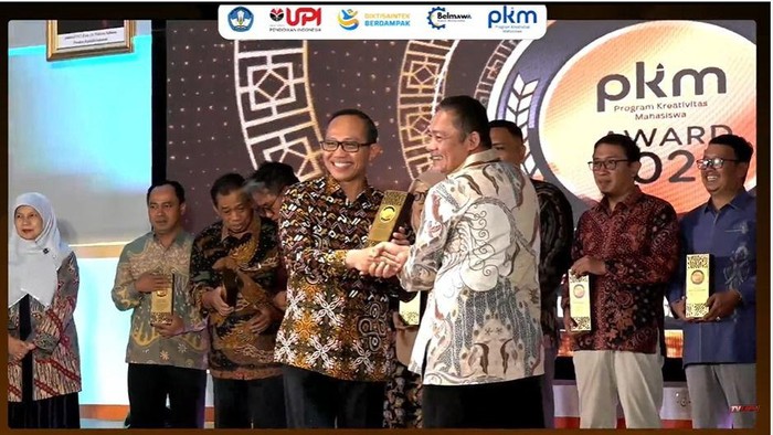 1761500637664-wakil-rektor-bidang-akademik-dan-kemahasiswaan-unhas-muhammad-ruslin-saat-menerima-penghrgaan-di-pkm-awards-2025-dokumen-istim-1761482234292_169