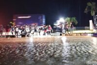 1761543968595-banjir-merendam-jalan-poros-parepare-barru-yang-mengakibatkan-lalu-lintas-macet-1761539802986_169