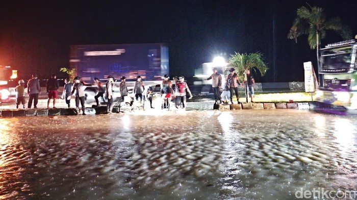 1761543968595-banjir-merendam-jalan-poros-parepare-barru-yang-mengakibatkan-lalu-lintas-macet-1761539802986_169