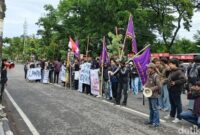1761544241959-mahasiswa-unm-menggelar-aksi-demo-terkait-kasus-dugaan-pelecehan-seksual-oleh-oknum-dosen-berinisial-k-terhadap-mahasiswa-di-k-1761533362589_169