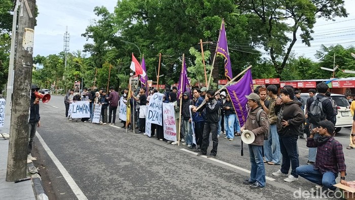 1761544241959-mahasiswa-unm-menggelar-aksi-demo-terkait-kasus-dugaan-pelecehan-seksual-oleh-oknum-dosen-berinisial-k-terhadap-mahasiswa-di-k-1761533362589_169