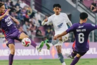 1761565700779-bek-psm-makassar-daffa-salman-berduel-dengan-pemain-persik-kediri-dalam-laga-super-league-20252026-di-stadion-brawijaya-1761543004772_169