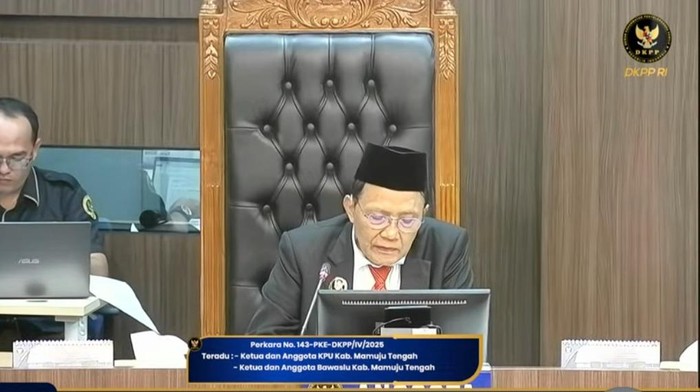 1761587464486-majelis-sidang-kode-etik-dkpp-saat-membacakan-putusan-1761560359453_169