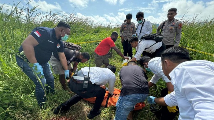 1761630600938-polisi-mengevakuasi-mayat-bocah-perempuan-diduga-korban-pemerkosaan-di-merauke-1761619657335_169