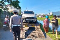 1761630611699-proses-evakuasi-mobil-terjun-ke-kanal-di-gowa-1761618286262_169