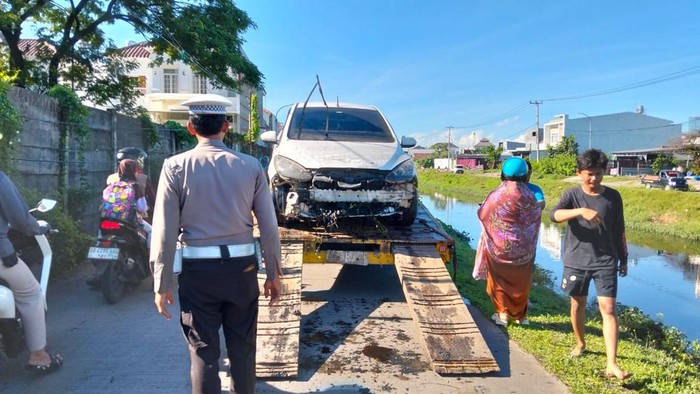 1761630611699-proses-evakuasi-mobil-terjun-ke-kanal-di-gowa-1761618286262_169