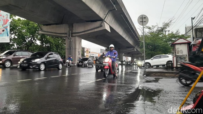 1761630730908-kondisi-hujan-deras-di-jalan-ap-pettarani-makassar-1_169