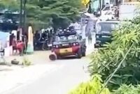 1761652010426-massa-melempari-mobil-rantis-brimob-saat-penggerebekan-bandar-narkoba-di-palu-1761295600668_169