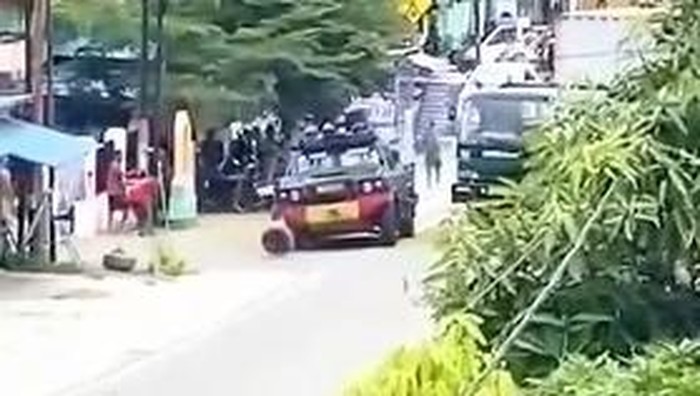 1761652010426-massa-melempari-mobil-rantis-brimob-saat-penggerebekan-bandar-narkoba-di-palu-1761295600668_169