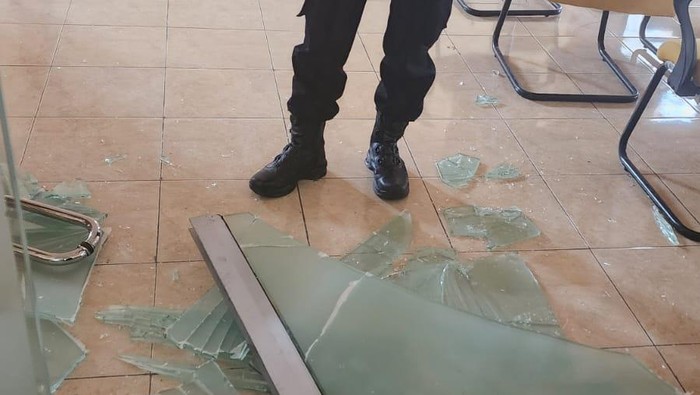 1761652026214-kaca-kantor-dprd-bone-pecah-imbas-demo-berujung-ricuh-1761642448840_169