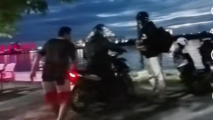 1761652037547-heboh-juru-parkir-liar-makin-marak-di-kawasan-anjungan-pantai-losari-makassar-1761639198627_169