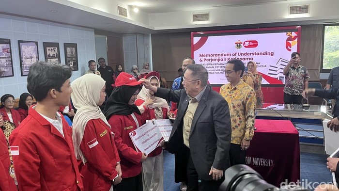 1761652069531-penyerahan-simbolis-beasiswa-untuk-mahasiswa-pertanian-unhas-usai-penandatanganan-mou-unhas-dan-jhl-group-1761635544965_169