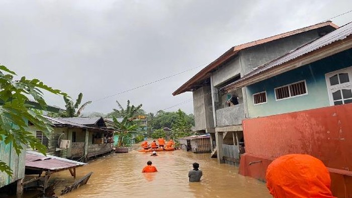 1761652085906-banjir-menerjang-kecamatan-baolan-kabupaten-tolitoli-1761622869362_169