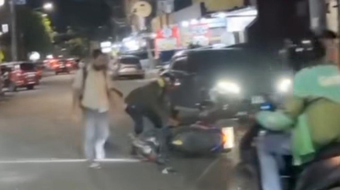1761716973797-kecelakaan-motor-di-depan-hotel-di-jalan-lasinrang-makasssar-1761710960723_169