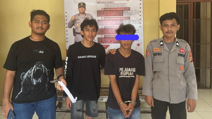 1761717092225-polisi-menangkap-pemuda-berinisial-mc-21-yang-menusuk-tangan-ibu-kandungnya-menggunakan-sebilah-badik-di-mamuju-1761701675306_169
