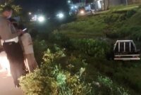 1761717151353-pikap-terjun-ke-kanal-aeropala-gowa-1761700392138_169