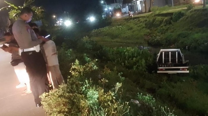 1761717151353-pikap-terjun-ke-kanal-aeropala-gowa-1761700392138_169