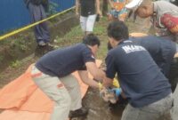 1761738169147-polisi-melakukan-evakuasi-penemuan-mayat-pria-lansia-di-pinggir-jalan-kolaka-sultra-1761540919660_169