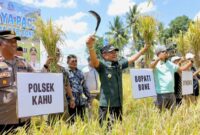 1761738206986-bupati-bone-andi-asman-sulaiman-saat-melakukan-panen-raya-di-kecamatan-kahu-agung-pramonodetiksulsel-1761731353894_169
