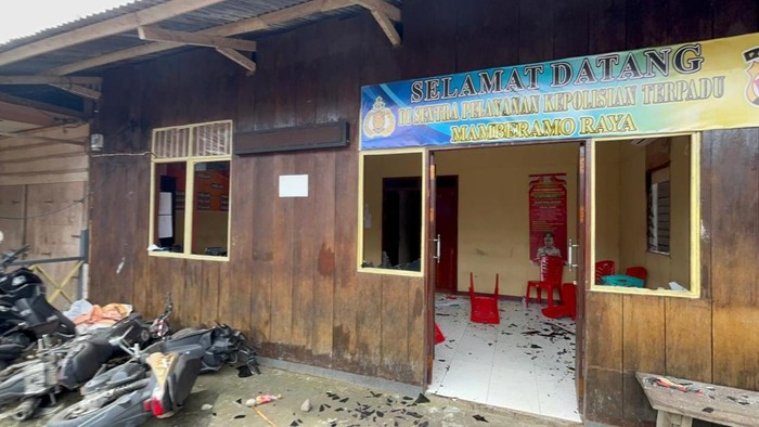 1761738509268-kantor-spkt-polres-mamberamo-raya-rusak-diserang-massa-membawa-senjata-tajam-1761720732768_169