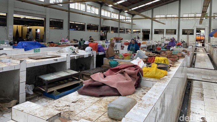 1761738514936-kondisi-lapak-pedagang-pasar-lakessi-parepare-1761715982721_169