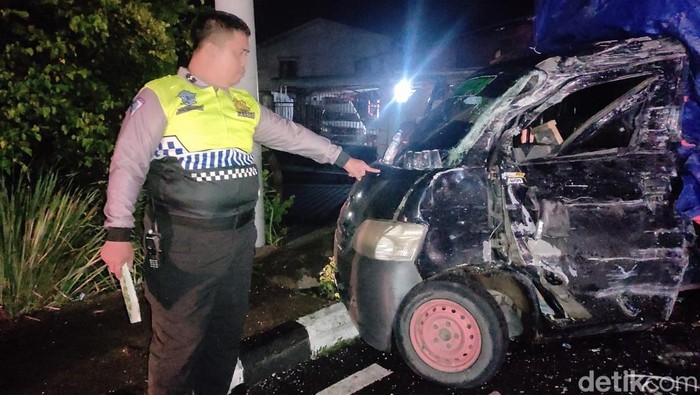 1761738526580-polisi-melakukan-olah-tkp-di-lokasi-kecelakaan-1761718026164_169