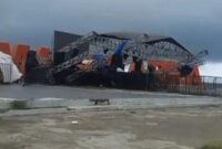 1761738532232-panggung-mamuju-festival-ambruk-diterjang-angin-kencang-1761717105718_169